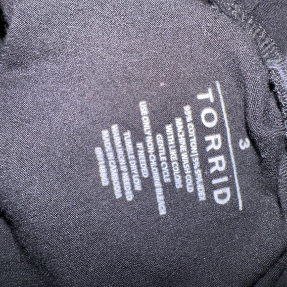 Black torrid stirrup leggings with pockets - Picture 3 of 3